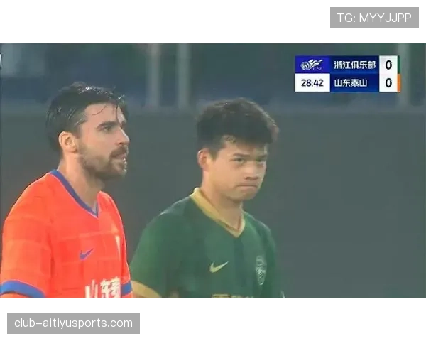 点球判罚争议：其他队员提前进禁区为何不算违规？